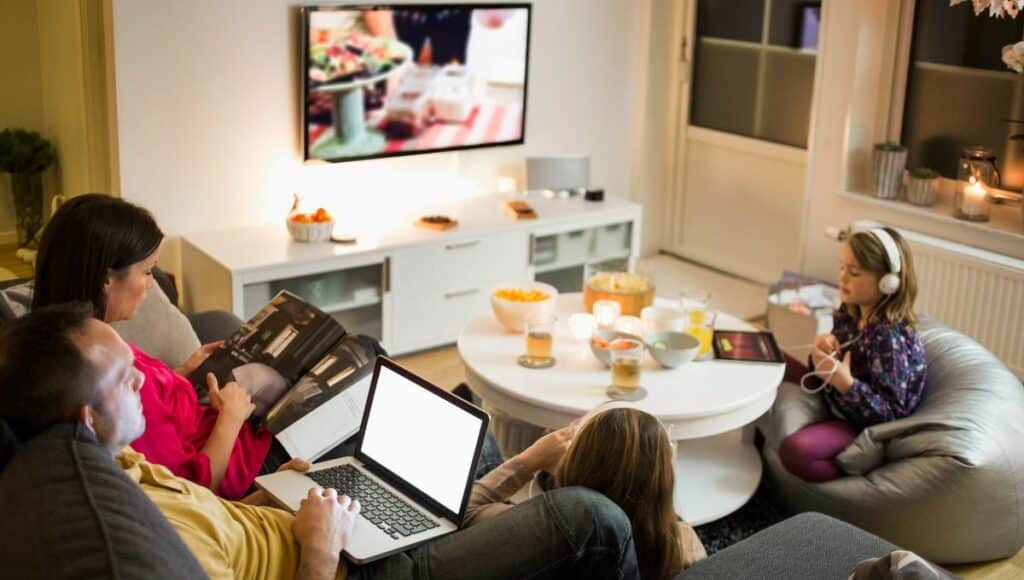 une famille entrain de regarder leurs écrans