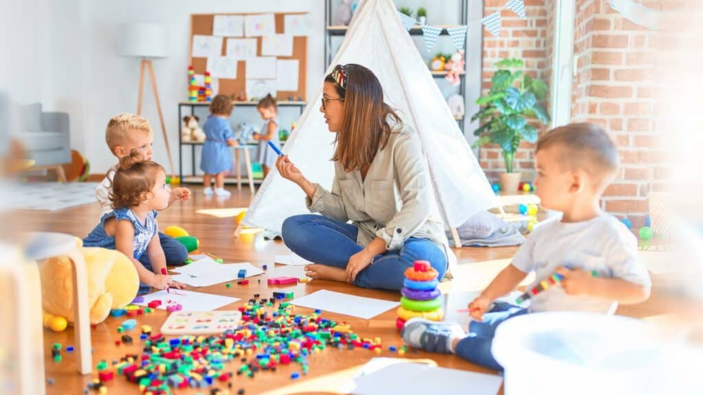 Des enfants et une enseignante dans une pièce