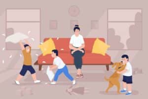 Des enfants qui joue et la maman en stresse sur le canapé