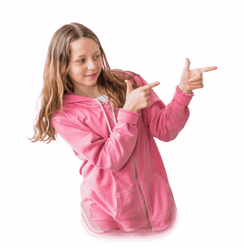 Petite fille pointant les textes